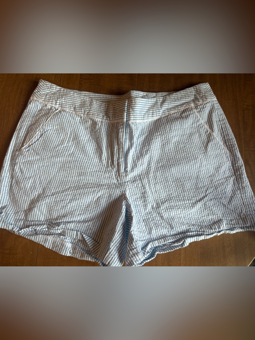 Southern Tide blue white seersucker stripe shorts EUC size 6 100% cotton